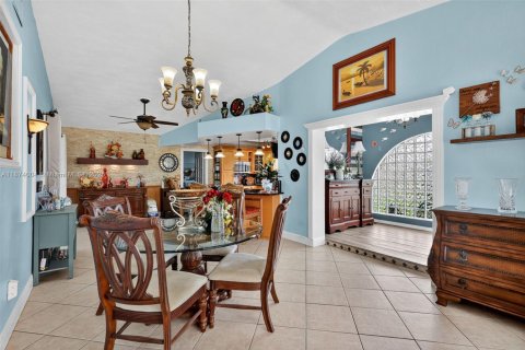 Villa ou maison à vendre à Hollywood, Floride: 4 chambres, 182.92 m2 № 1895942 - photo 10
