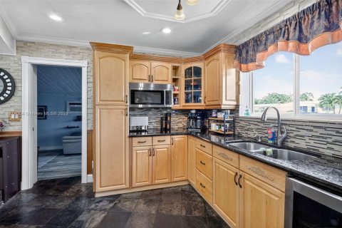 Villa ou maison à vendre à Hollywood, Floride: 4 chambres, 182.92 m2 № 1895942 - photo 14