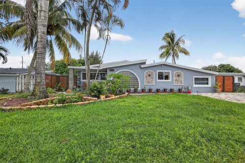 Villa ou maison à vendre à Hollywood, Floride: 4 chambres, 182.92 m2 № 1895942 - photo 2
