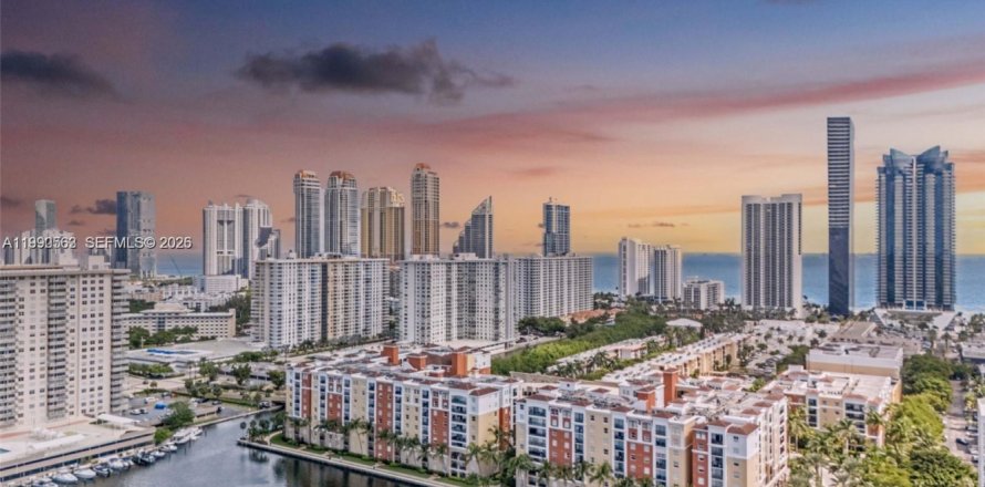 Condominio en Sunny Isles Beach, Florida, 2 dormitorios  № 2057922