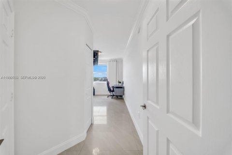 Condominio en venta en Sunny Isles Beach, Florida, 2 dormitorios, 103.68 m2 № 2057922 - foto 11