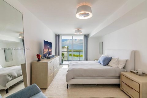 Condo in North Bay Village, Florida, 3 bedrooms  № 2012914 - photo 13