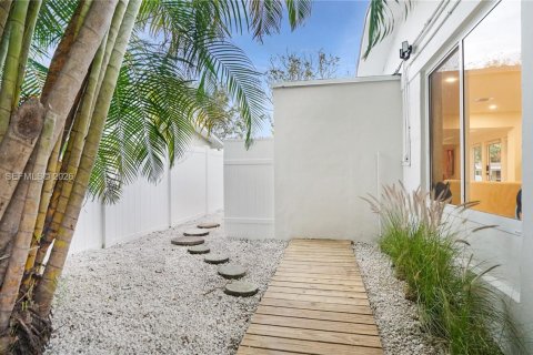 House in Wilton Manors, Florida 3 bedrooms, 131.46 sq.m. № 2019885 - photo 11