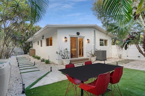 House in Wilton Manors, Florida 3 bedrooms, 131.46 sq.m. № 2019885 - photo 7