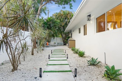 House in Wilton Manors, Florida 3 bedrooms, 131.46 sq.m. № 2019885 - photo 9