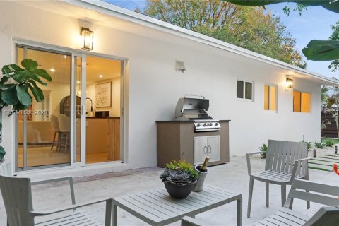 House in Wilton Manors, Florida 3 bedrooms, 131.46 sq.m. № 2019885 - photo 12