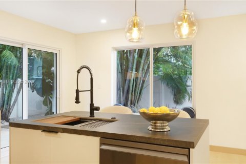 House in Wilton Manors, Florida 3 bedrooms, 131.46 sq.m. № 2019885 - photo 30