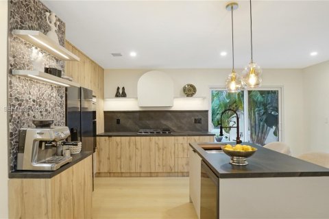 House in Wilton Manors, Florida 3 bedrooms, 131.46 sq.m. № 2019885 - photo 25