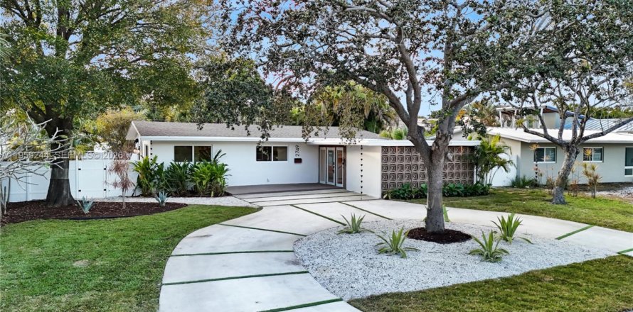 House in Wilton Manors, Florida 3 bedrooms, 131.46 sq.m. № 2019885