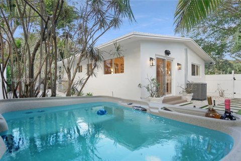 House in Wilton Manors, Florida 3 bedrooms, 131.46 sq.m. № 2019885 - photo 6