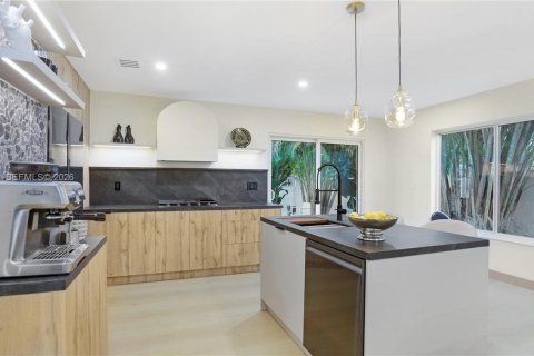 House in Wilton Manors, Florida 3 bedrooms, 131.46 sq.m. № 2019885 - photo 26