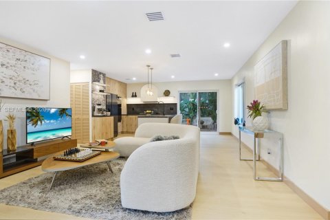 House in Wilton Manors, Florida 3 bedrooms, 131.46 sq.m. № 2019885 - photo 20