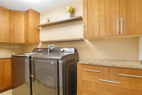 House in Wilton Manors, Florida 3 bedrooms, 131.46 sq.m. № 2019885 - photo 18