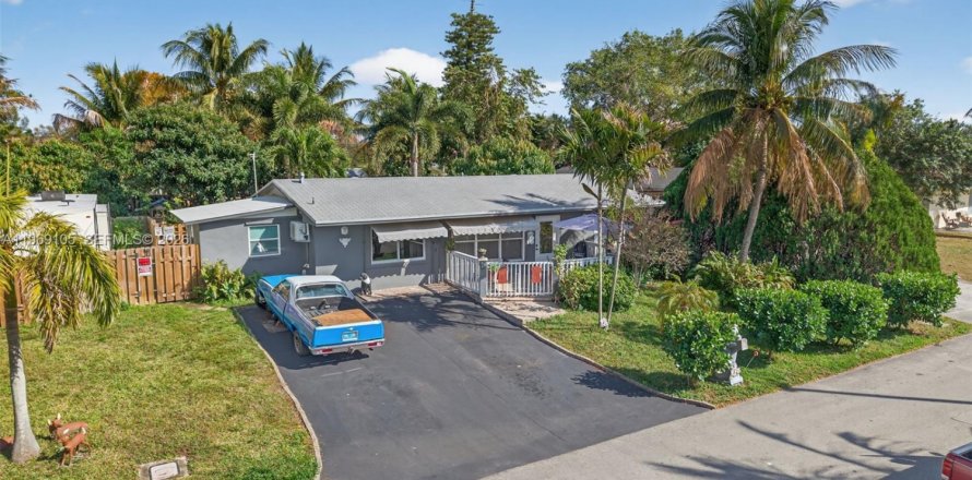 House in Pompano Beach, Florida 3 bedrooms, 114.92 sq.m. № 2030444