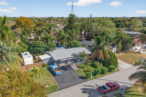 House in Pompano Beach, Florida 3 bedrooms, 114.92 sq.m. № 2030444 - photo 15