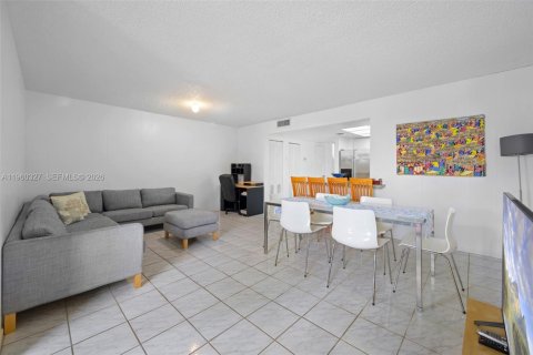Townhouse in Hallandale Beach, Florida 3 bedrooms, 162.58 sq.m. № 2022107 - photo 7