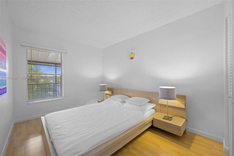 Townhouse in Hallandale Beach, Florida 3 bedrooms, 162.58 sq.m. № 2022107 - photo 14