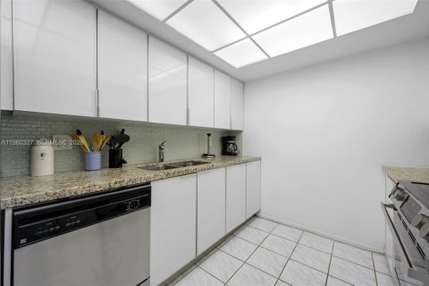 Townhouse in Hallandale Beach, Florida 3 bedrooms, 162.58 sq.m. № 2022107 - photo 8