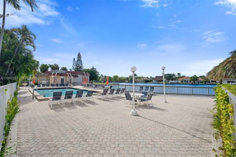 Townhouse in Hallandale Beach, Florida 3 bedrooms, 162.58 sq.m. № 2022107 - photo 24