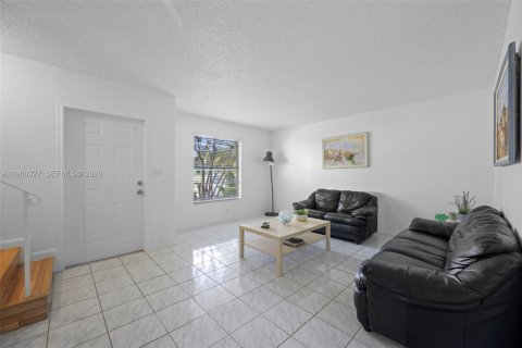 Townhouse in Hallandale Beach, Florida 3 bedrooms, 162.58 sq.m. № 2022107 - photo 4