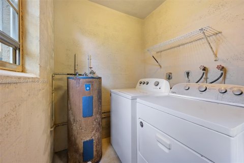 Townhouse in Hallandale Beach, Florida 3 bedrooms, 162.58 sq.m. № 2022107 - photo 20