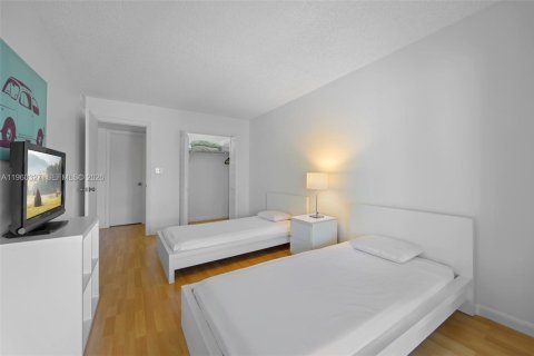 Townhouse in Hallandale Beach, Florida 3 bedrooms, 162.58 sq.m. № 2022107 - photo 18