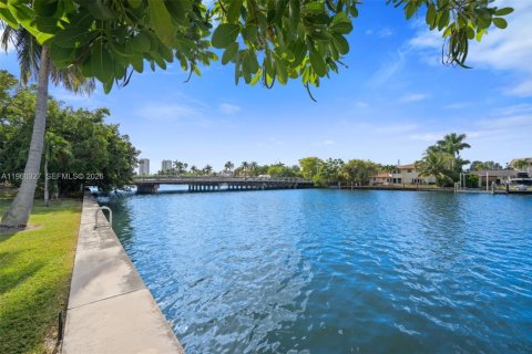 Townhouse in Hallandale Beach, Florida 3 bedrooms, 162.58 sq.m. № 2022107 - photo 25