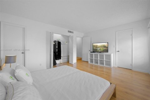 Townhouse in Hallandale Beach, Florida 3 bedrooms, 162.58 sq.m. № 2022107 - photo 12