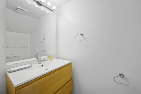 Townhouse in Hallandale Beach, Florida 3 bedrooms, 162.58 sq.m. № 2022107 - photo 10