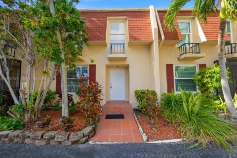 Townhouse in Hallandale Beach, Florida 3 bedrooms, 162.58 sq.m. № 2022107 - photo 1