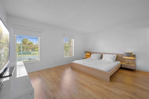 Townhouse in Hallandale Beach, Florida 3 bedrooms, 162.58 sq.m. № 2022107 - photo 11