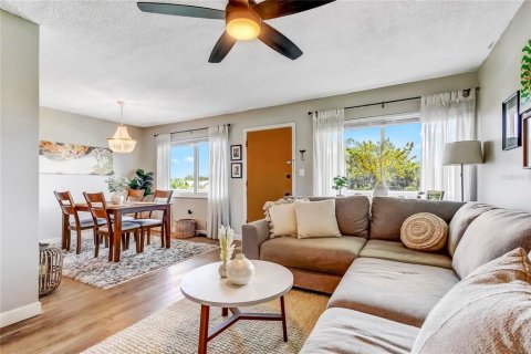 Condominio en venta en Saint Petersburg, Florida, 1 dormitorio, 66.89 m2 № 1916552 - foto 2