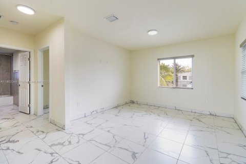 Casa en alquiler en Miami, Florida, 2 dormitorios, 78.04 m2 № 1953717 - foto 7