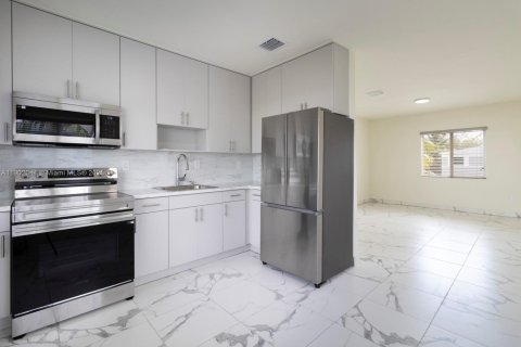 Casa en alquiler en Miami, Florida, 2 dormitorios, 78.04 m2 № 1953717 - foto 6