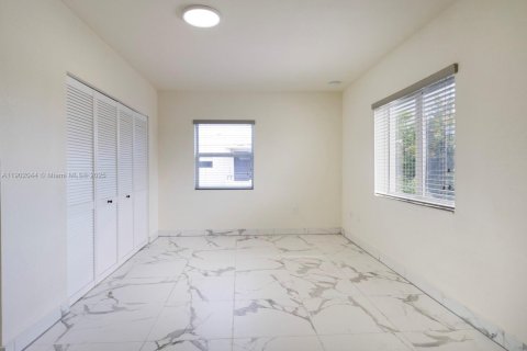Casa en alquiler en Miami, Florida, 2 dormitorios, 78.04 m2 № 1953717 - foto 11