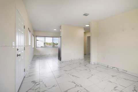 Casa en alquiler en Miami, Florida, 2 dormitorios, 78.04 m2 № 1953717 - foto 9