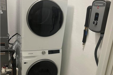 Casa en alquiler en Miami, Florida, 2 dormitorios, 78.04 m2 № 1953717 - foto 14