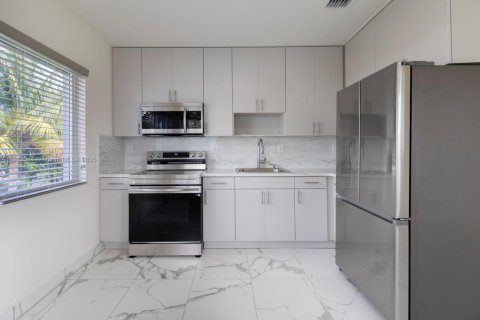 Casa en alquiler en Miami, Florida, 2 dormitorios, 78.04 m2 № 1953717 - foto 5
