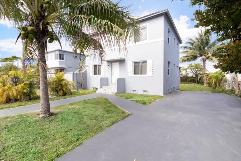 Casa en alquiler en Miami, Florida, 2 dormitorios, 78.04 m2 № 1953717 - foto 1