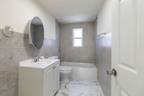 Casa en alquiler en Miami, Florida, 2 dormitorios, 78.04 m2 № 1953717 - foto 12