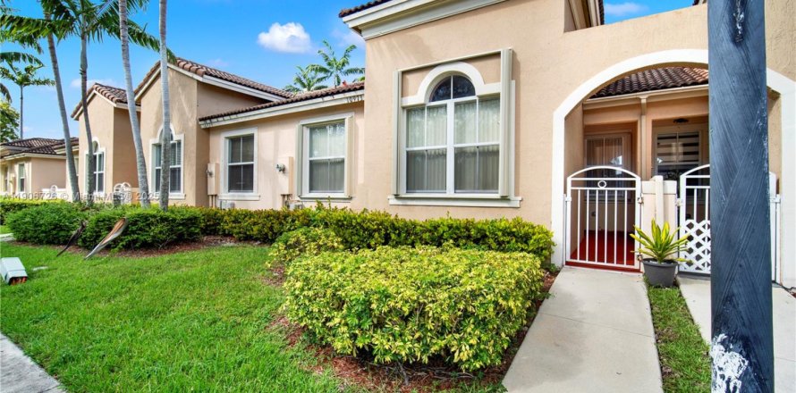 Townhouse in Homestead, Florida 3 bedrooms, 111.95 sq.m. № 1964228