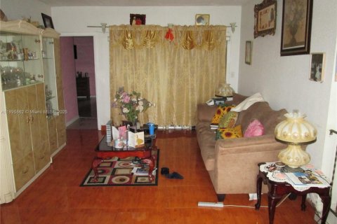 Villa ou maison à vendre à Lauderdale Lakes, Floride: 3 chambres, 146.41 m2 № 1949352 - photo 2