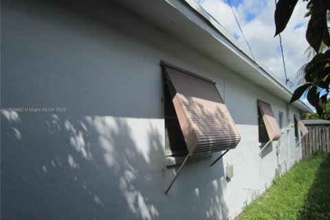 Villa ou maison à vendre à Lauderdale Lakes, Floride: 3 chambres, 146.41 m2 № 1949352 - photo 24
