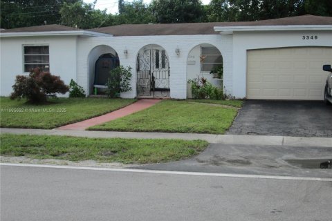 Villa ou maison à vendre à Lauderdale Lakes, Floride: 3 chambres, 146.41 m2 № 1949352 - photo 1