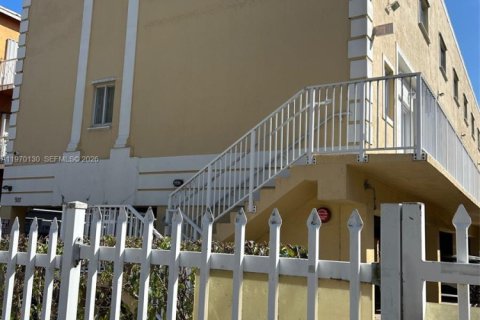 Apartamento en alquiler en Miami, Florida, 1 dormitorio, 58.25 m2 № 2030852 - foto 2