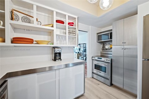 Condo in Miami Beach, Florida, 1 bedroom  № 1939177 - photo 5