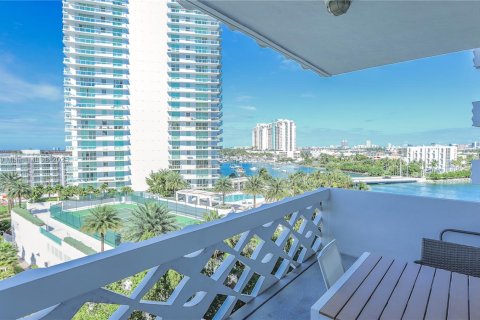 Condo in Miami Beach, Florida, 1 bedroom  № 1939177 - photo 1