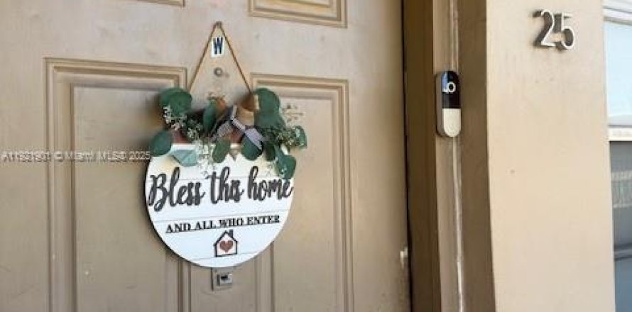 Кондоминиум с 2 спальнями в Майами, Флорида № 1975828