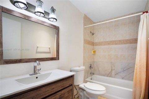 Condo in Miami Beach, Florida, 1 bedroom  № 2005129 - photo 14