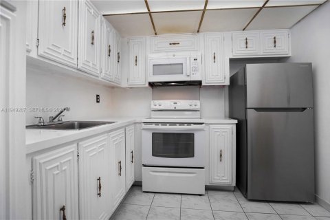 Condo in Miami Beach, Florida, 1 bedroom  № 2005129 - photo 2